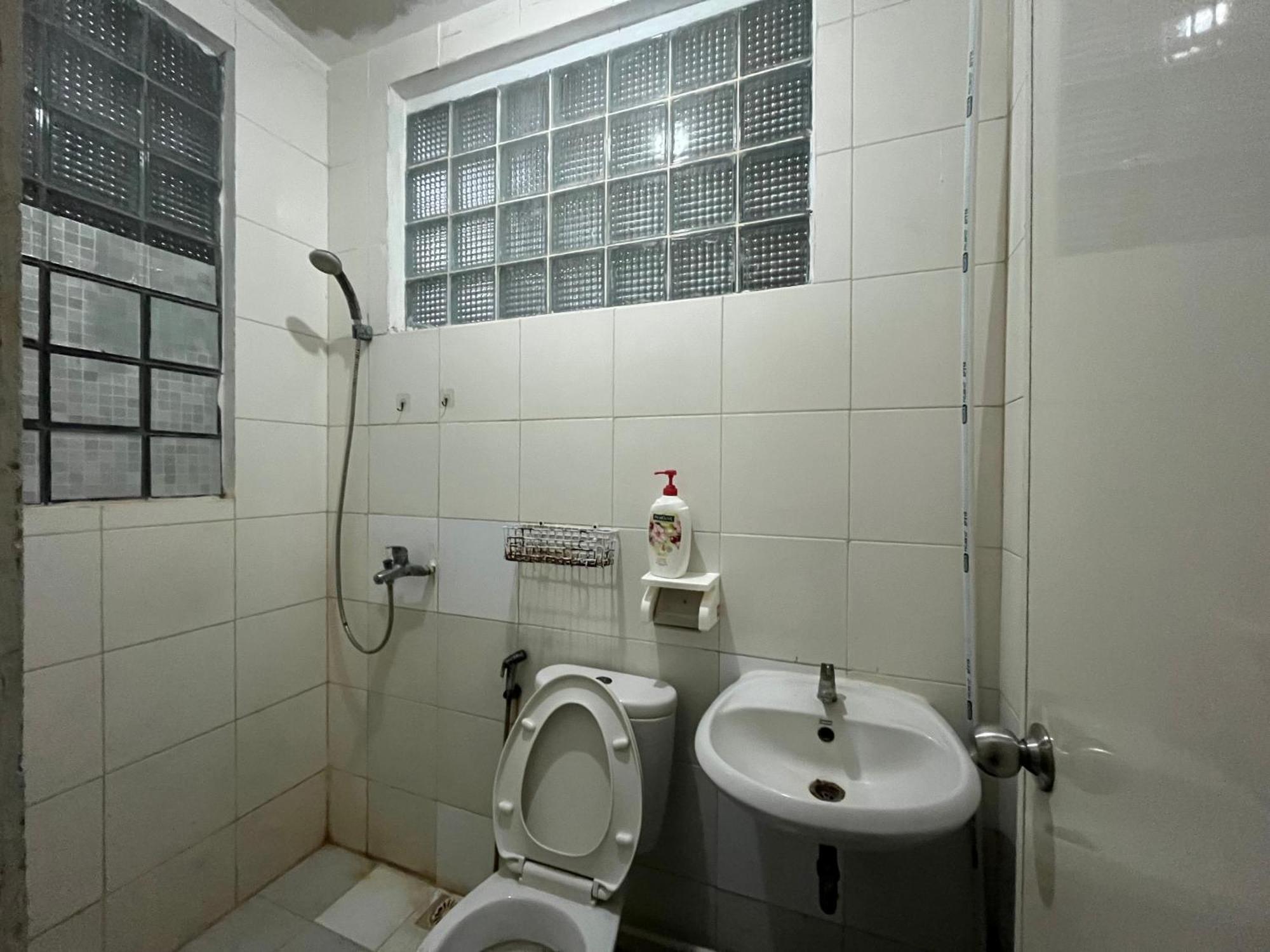 Spot On 94142 Al Fatih Residence Syariah 2 Jakarta Exterior foto